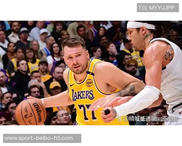 开拓者主场迎战湖人球员赛前时尚穿搭引关注小杨夹克搭配粉色小书包